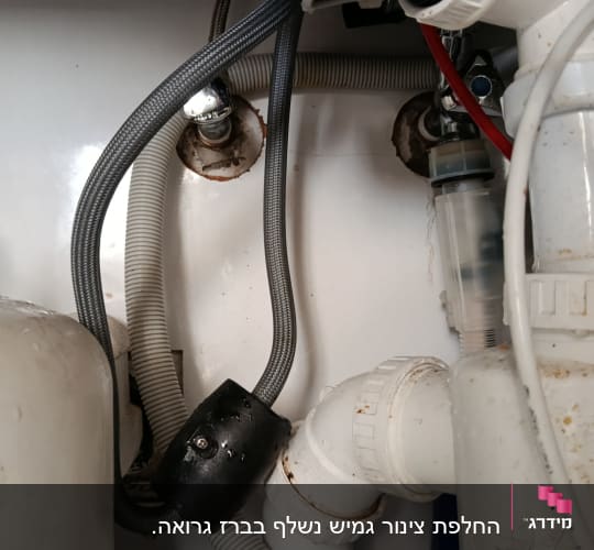 צנרת מתחת לכיור עם חיבורים וצינורות שונים
